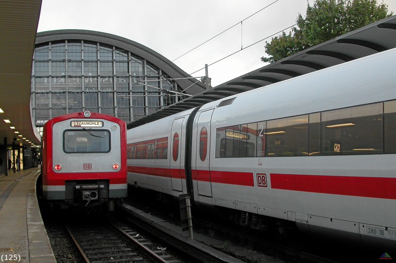Bahn 125.jpg - Ein S-Bahn Triebzug BR 472 in Hamburg Dammtor merkwürdigerweise ohne HVV-Logo.